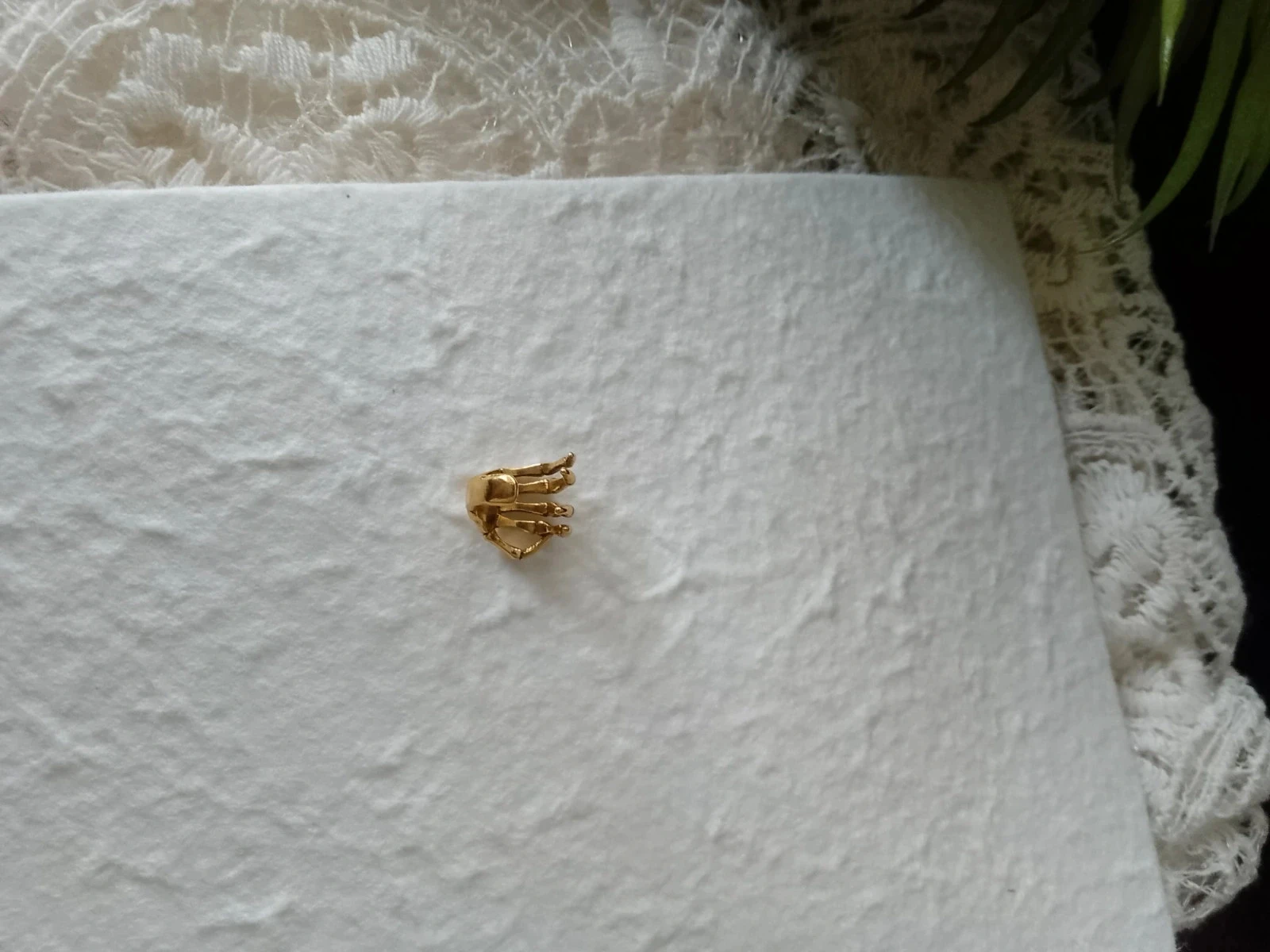 Clip de oreja mano de esqueleto dorada – photo 3